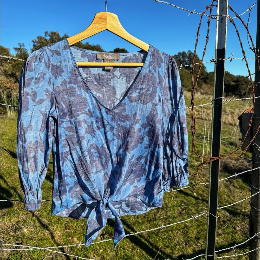Lightweight tie front shimmery blouse. Size small
